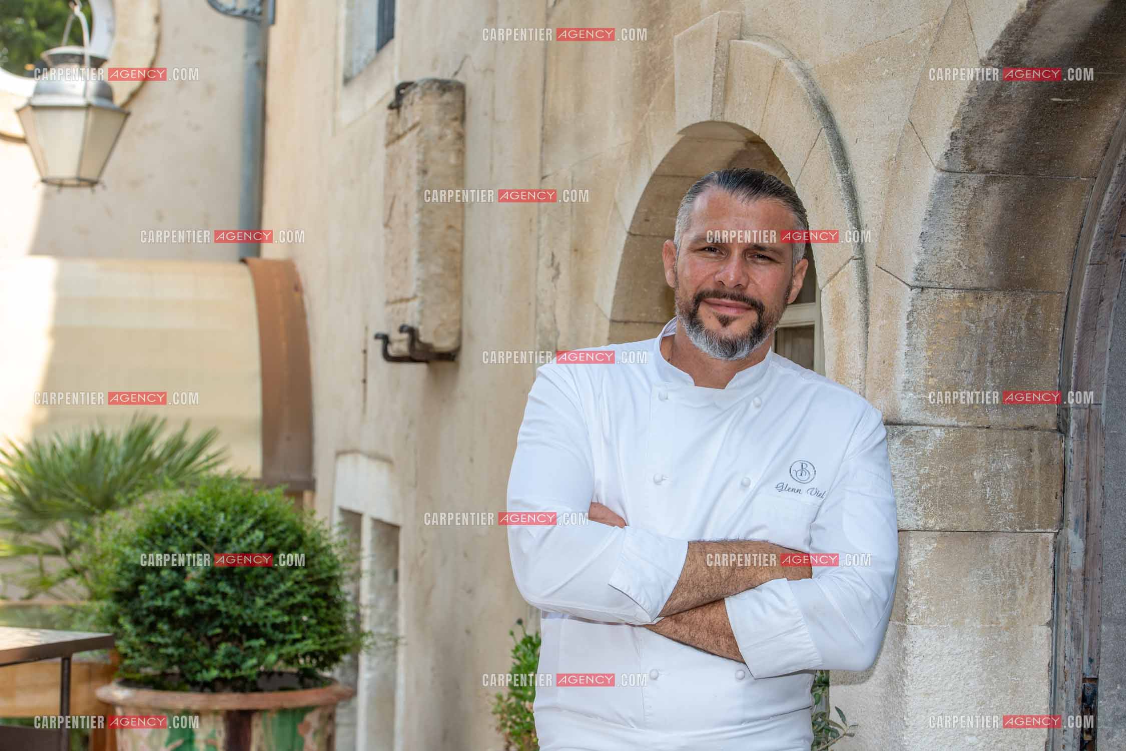 Le chef 3 étoiles Glenn Viel nous fait découvrir son restaurant “L'Ousteau de Baumanière“ situé aux Baux-de-Provence dans les Bouches du Rhône. Présentation des lieux, de sa brigade, ainsi que les cuisines et sa salle.   ( Exclusif )