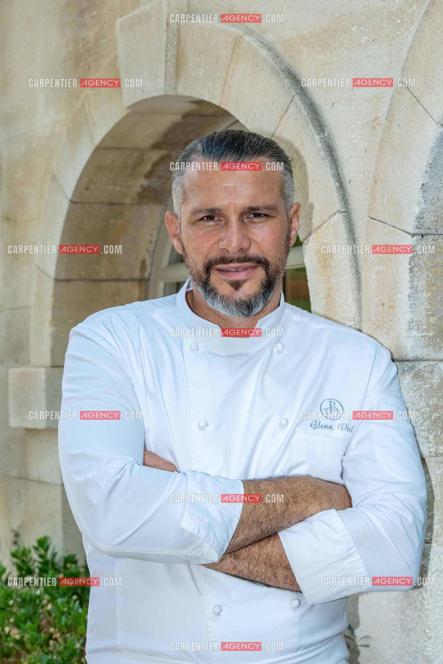 Le chef 3 étoiles Glenn Viel nous fait découvrir son restaurant “L'Ousteau de Baumanière“ situé aux Baux-de-Provence dans les Bouches du Rhône. Présentation des lieux, de sa brigade, ainsi que les cuisines et sa salle.   ( Exclusif )
