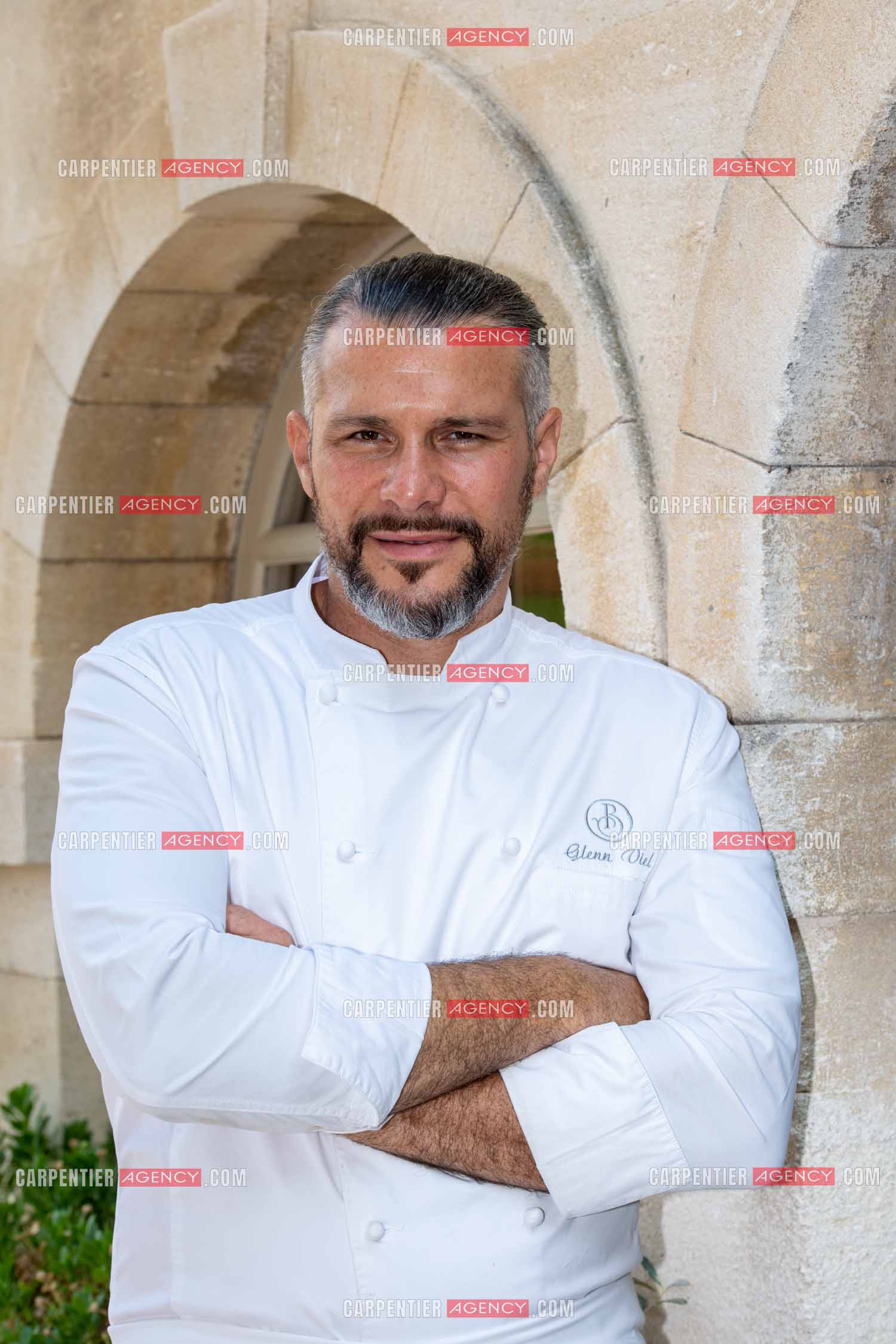 Le chef 3 étoiles Glenn Viel nous fait découvrir son restaurant “L'Ousteau de Baumanière“ situé aux Baux-de-Provence dans les Bouches du Rhône. Présentation des lieux, de sa brigade, ainsi que les cuisines et sa salle.   ( Exclusif )