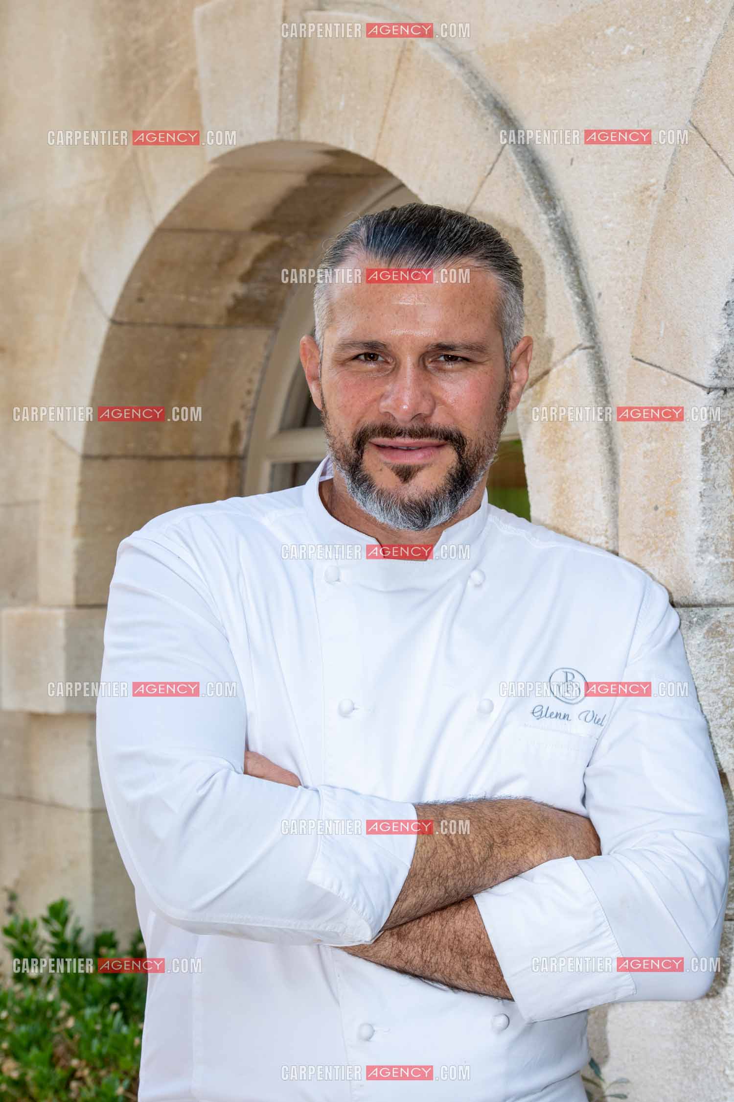 Le chef 3 étoiles Glenn Viel nous fait découvrir son restaurant “L'Ousteau de Baumanière“ situé aux Baux-de-Provence dans les Bouches du Rhône. Présentation des lieux, de sa brigade, ainsi que les cuisines et sa salle.   ( Exclusif )