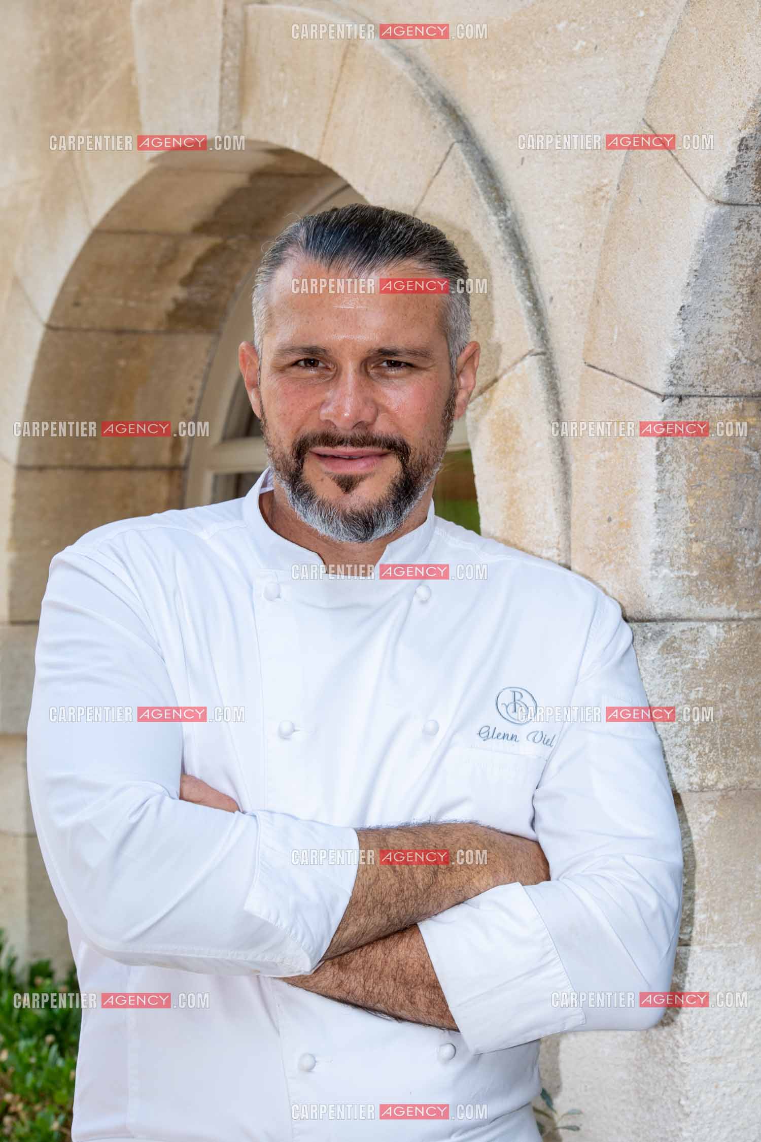 Le chef 3 étoiles Glenn Viel nous fait découvrir son restaurant “L'Ousteau de Baumanière“ situé aux Baux-de-Provence dans les Bouches du Rhône. Présentation des lieux, de sa brigade, ainsi que les cuisines et sa salle.   ( Exclusif )