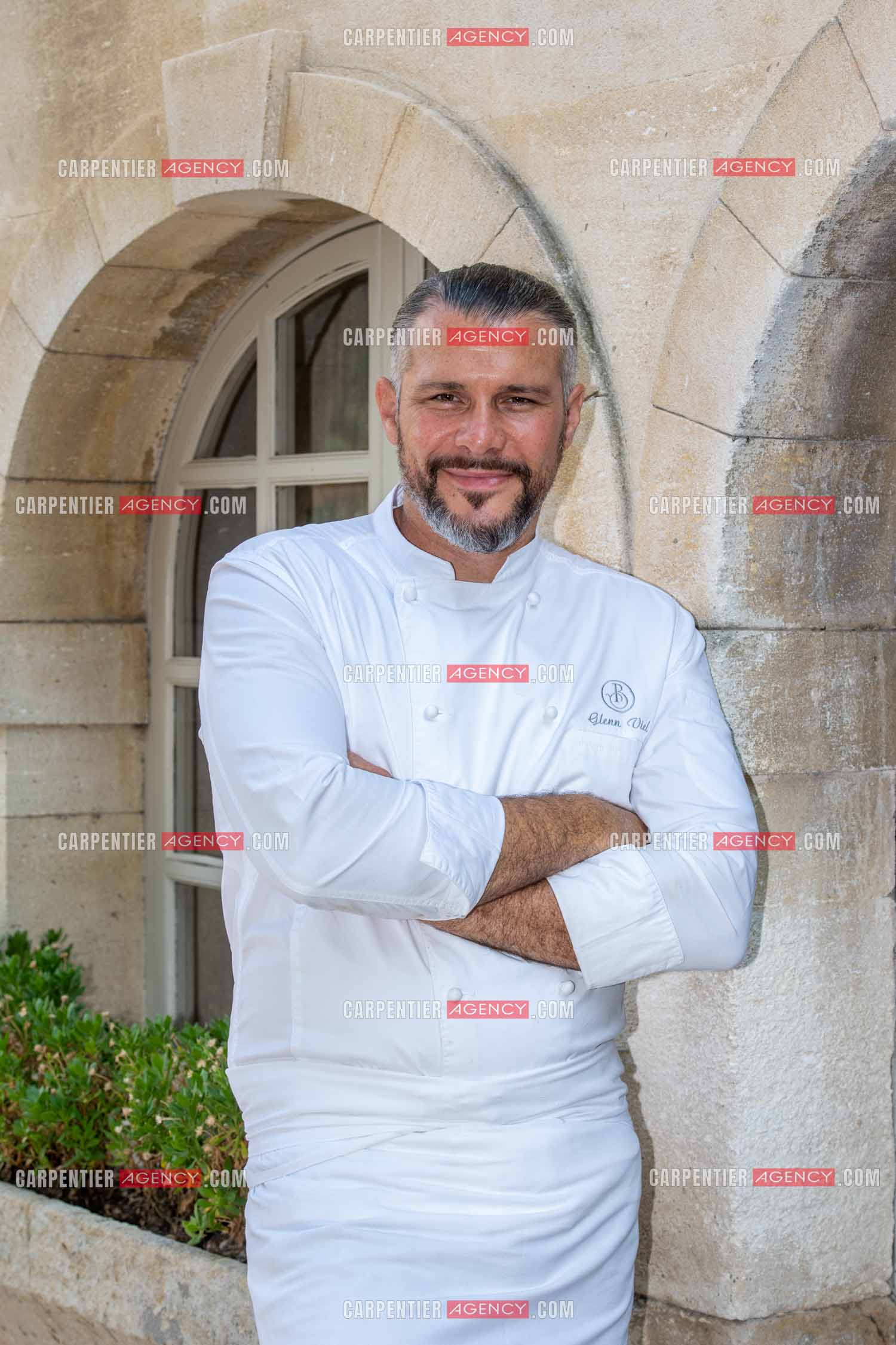 Le chef 3 étoiles Glenn Viel nous fait découvrir son restaurant “L'Ousteau de Baumanière“ situé aux Baux-de-Provence dans les Bouches du Rhône. Présentation des lieux, de sa brigade, ainsi que les cuisines et sa salle.   ( Exclusif )