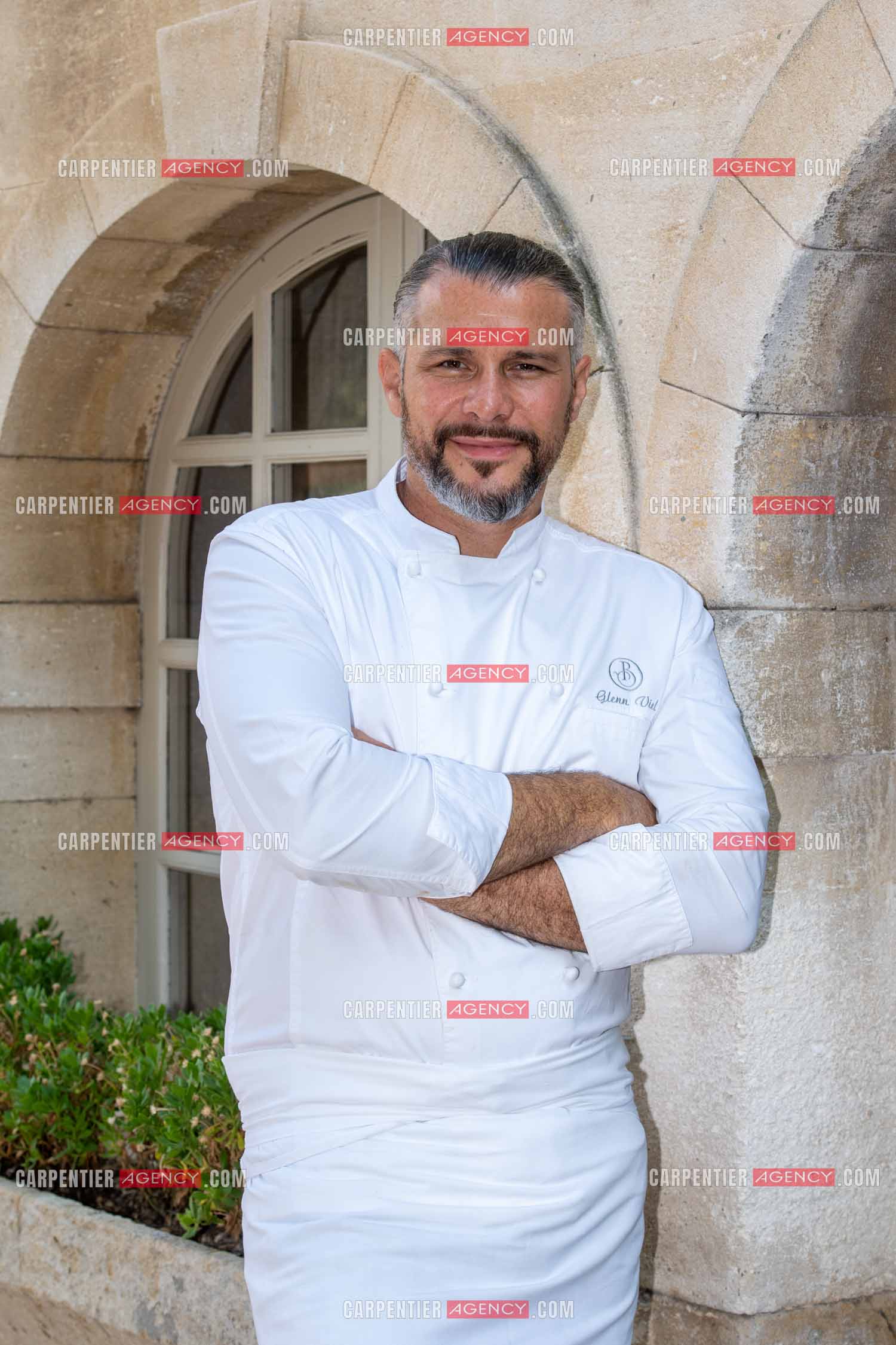 Le chef 3 étoiles Glenn Viel nous fait découvrir son restaurant “L'Ousteau de Baumanière“ situé aux Baux-de-Provence dans les Bouches du Rhône. Présentation des lieux, de sa brigade, ainsi que les cuisines et sa salle.   ( Exclusif )