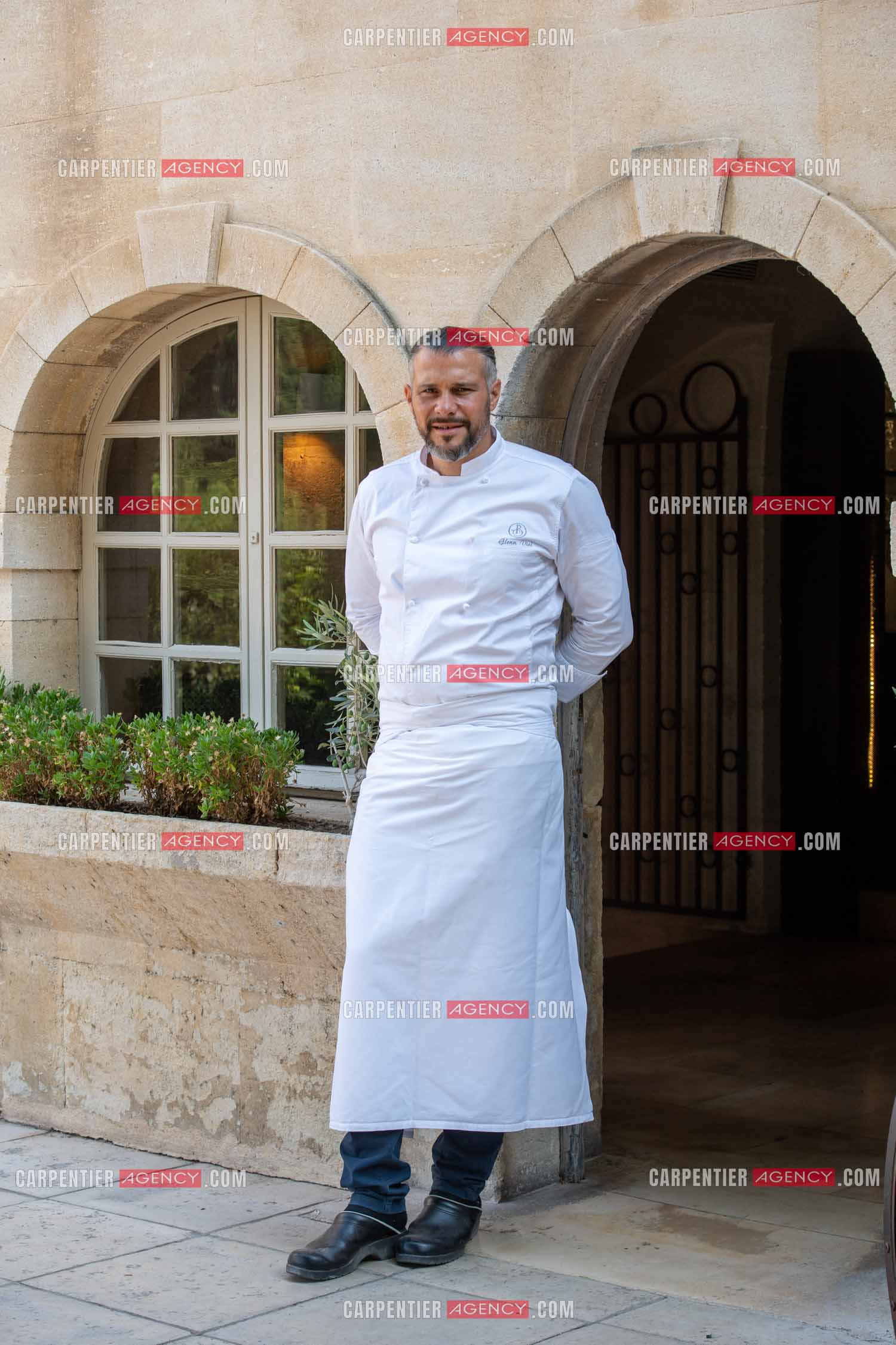 Le chef 3 étoiles Glenn Viel nous fait découvrir son restaurant “L'Ousteau de Baumanière“ situé aux Baux-de-Provence dans les Bouches du Rhône. Présentation des lieux, de sa brigade, ainsi que les cuisines et sa salle.   ( Exclusif )