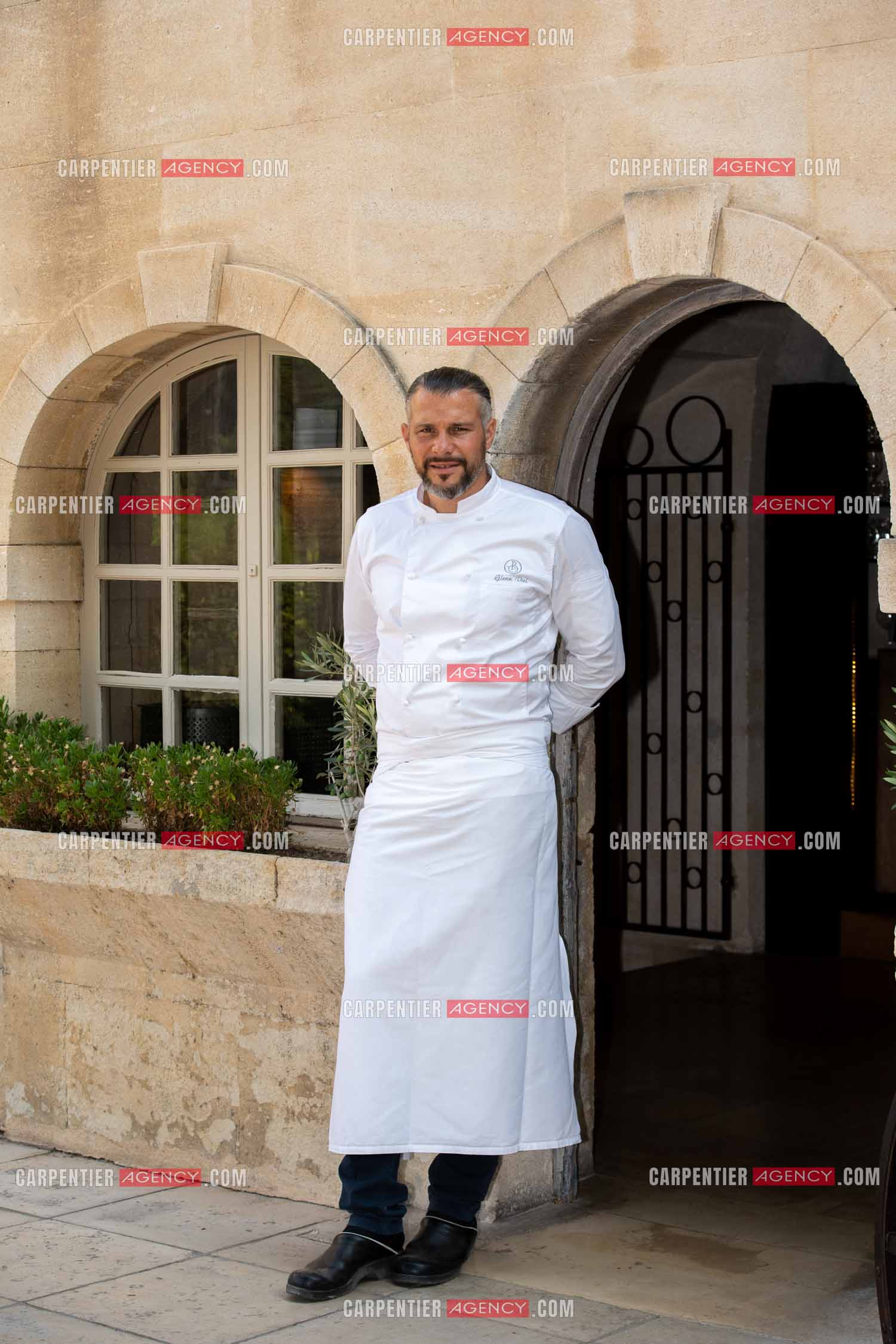 Le chef 3 étoiles Glenn Viel nous fait découvrir son restaurant “L'Ousteau de Baumanière“ situé aux Baux-de-Provence dans les Bouches du Rhône. Présentation des lieux, de sa brigade, ainsi que les cuisines et sa salle.   ( Exclusif )