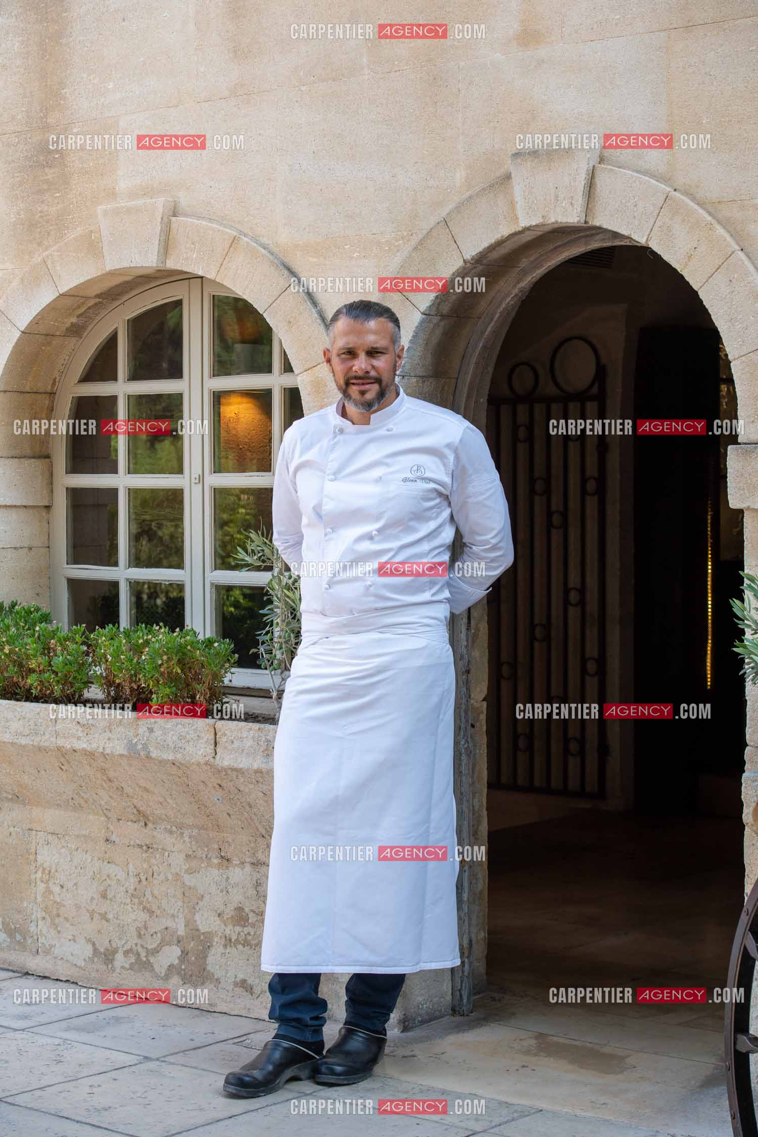 Le chef 3 étoiles Glenn Viel nous fait découvrir son restaurant “L'Ousteau de Baumanière“ situé aux Baux-de-Provence dans les Bouches du Rhône. Présentation des lieux, de sa brigade, ainsi que les cuisines et sa salle.   ( Exclusif )