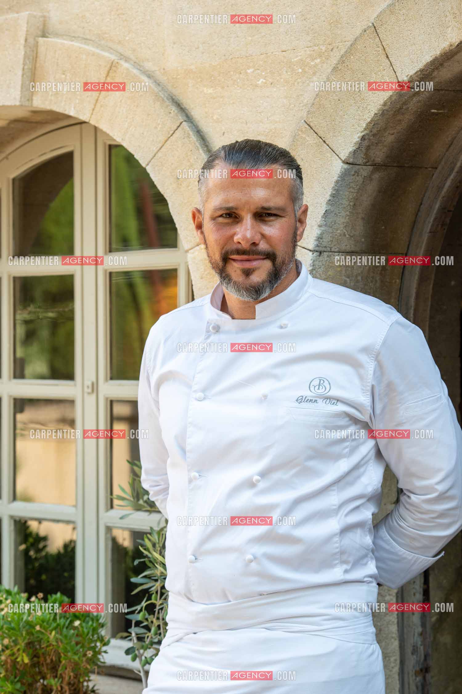 Le chef 3 étoiles Glenn Viel nous fait découvrir son restaurant “L'Ousteau de Baumanière“ situé aux Baux-de-Provence dans les Bouches du Rhône. Présentation des lieux, de sa brigade, ainsi que les cuisines et sa salle.   ( Exclusif )