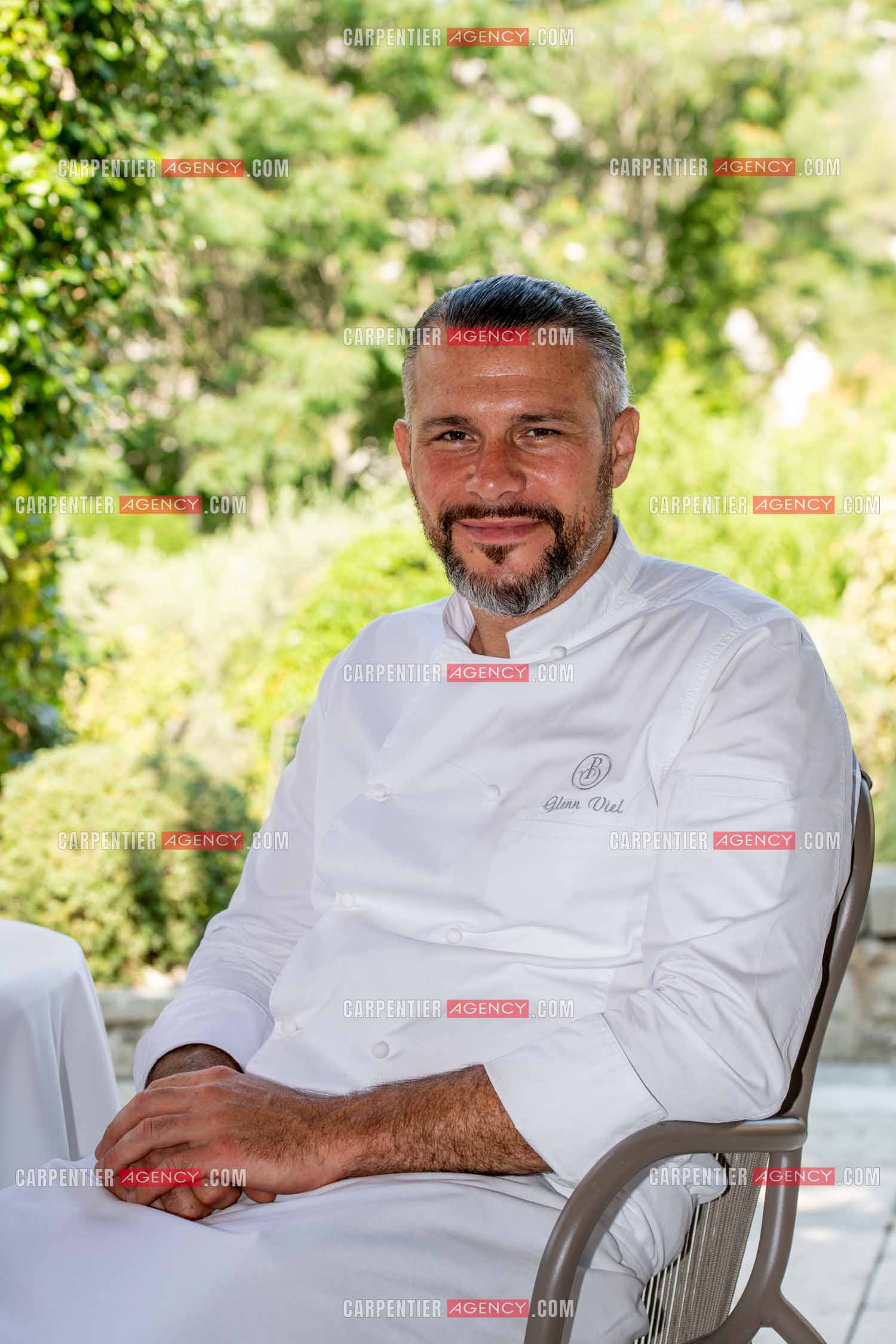 Le chef 3 étoiles Glenn Viel nous fait découvrir son restaurant “L'Ousteau de Baumanière“ situé aux Baux-de-Provence dans les Bouches du Rhône. Présentation des lieux, de sa brigade, ainsi que les cuisines et sa salle.   ( Exclusif )