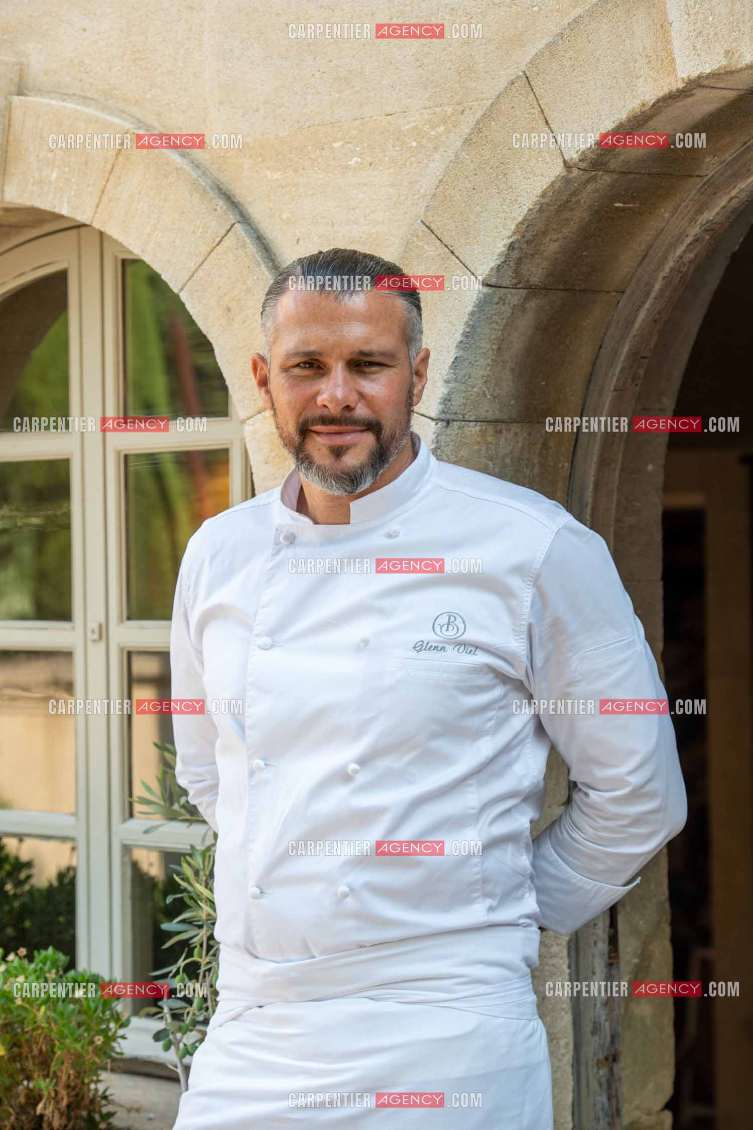 Le chef 3 étoiles Glenn Viel nous fait découvrir son restaurant “L'Ousteau de Baumanière“ situé aux Baux-de-Provence dans les Bouches du Rhône. Présentation des lieux, de sa brigade, ainsi que les cuisines et sa salle.   ( Exclusif )