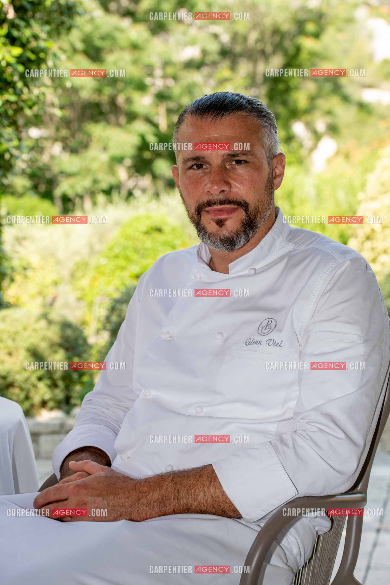 Le chef 3 étoiles Glenn Viel nous fait découvrir son restaurant “L'Ousteau de Baumanière“ situé aux Baux-de-Provence dans les Bouches du Rhône. Présentation des lieux, de sa brigade, ainsi que les cuisines et sa salle.   ( Exclusif )