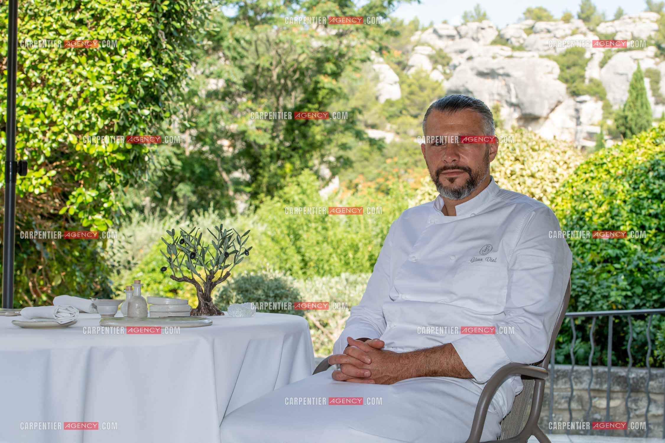Le chef 3 étoiles Glenn Viel nous fait découvrir son restaurant “L'Ousteau de Baumanière“ situé aux Baux-de-Provence dans les Bouches du Rhône. Présentation des lieux, de sa brigade, ainsi que les cuisines et sa salle.   ( Exclusif )