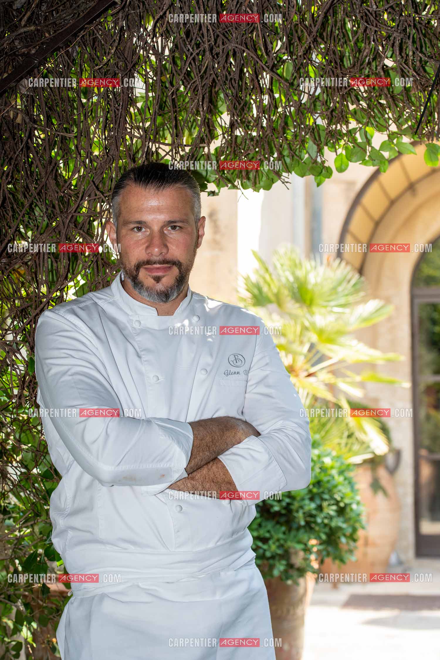 Le chef 3 étoiles Glenn Viel nous fait découvrir son restaurant “L'Ousteau de Baumanière“ situé aux Baux-de-Provence dans les Bouches du Rhône. Présentation des lieux, de sa brigade, ainsi que les cuisines et sa salle.   ( Exclusif )