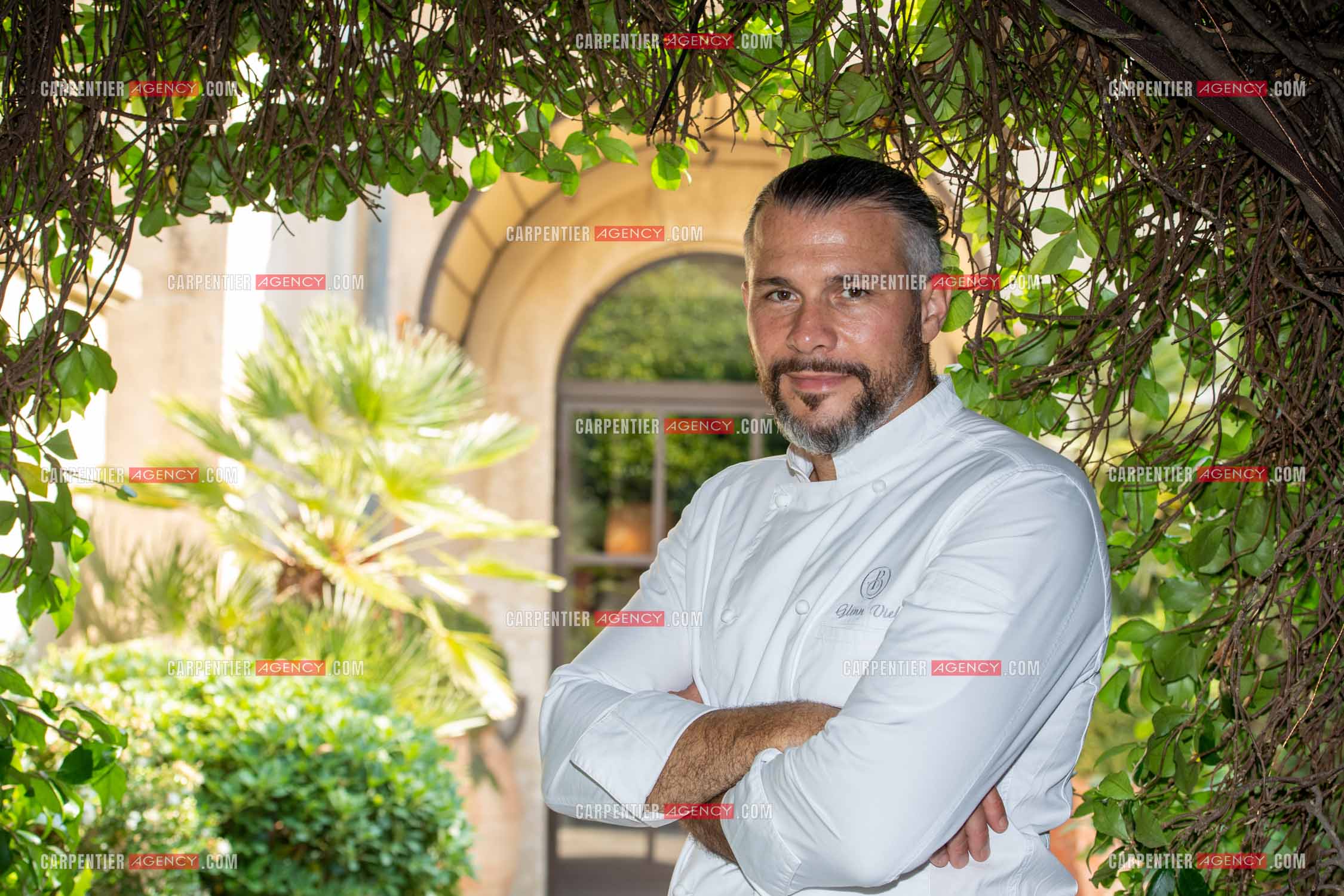 Le chef 3 étoiles Glenn Viel nous fait découvrir son restaurant “L'Ousteau de Baumanière“ situé aux Baux-de-Provence dans les Bouches du Rhône. Présentation des lieux, de sa brigade, ainsi que les cuisines et sa salle.   ( Exclusif )