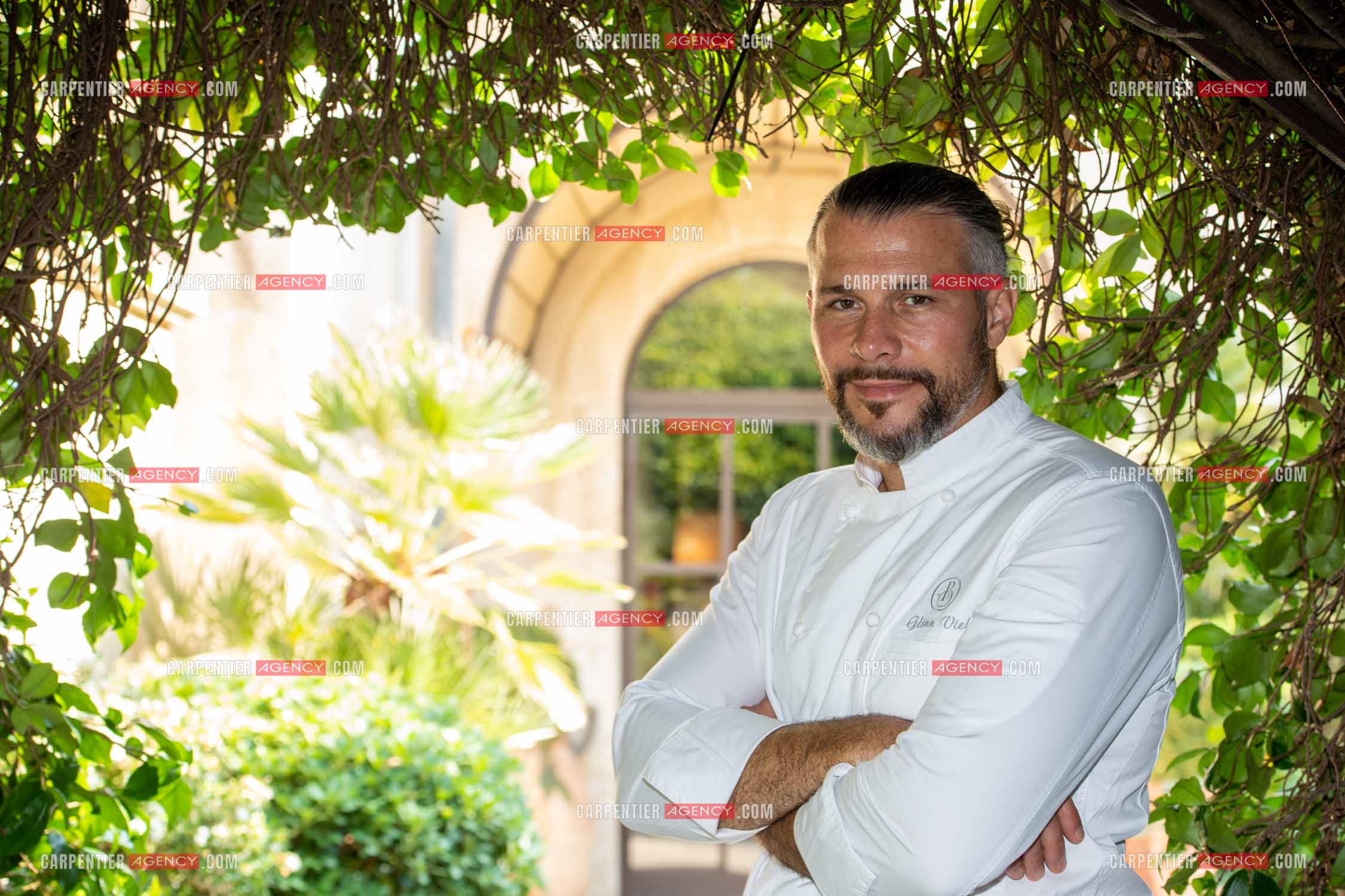 Le chef 3 étoiles Glenn Viel nous fait découvrir son restaurant “L'Ousteau de Baumanière“ situé aux Baux-de-Provence dans les Bouches du Rhône. Présentation des lieux, de sa brigade, ainsi que les cuisines et sa salle.   ( Exclusif )