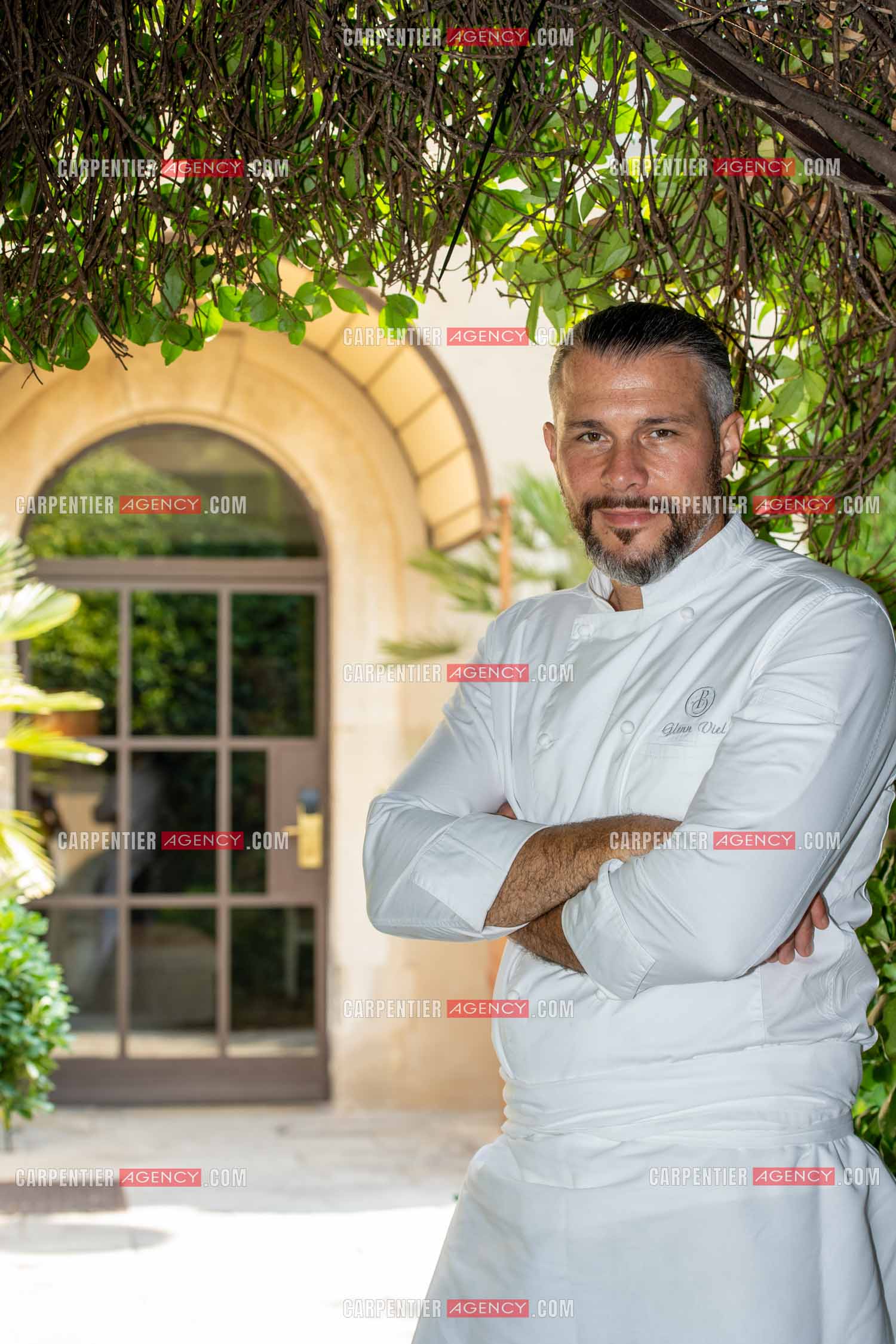 Le chef 3 étoiles Glenn Viel nous fait découvrir son restaurant “L'Ousteau de Baumanière“ situé aux Baux-de-Provence dans les Bouches du Rhône. Présentation des lieux, de sa brigade, ainsi que les cuisines et sa salle.   ( Exclusif )