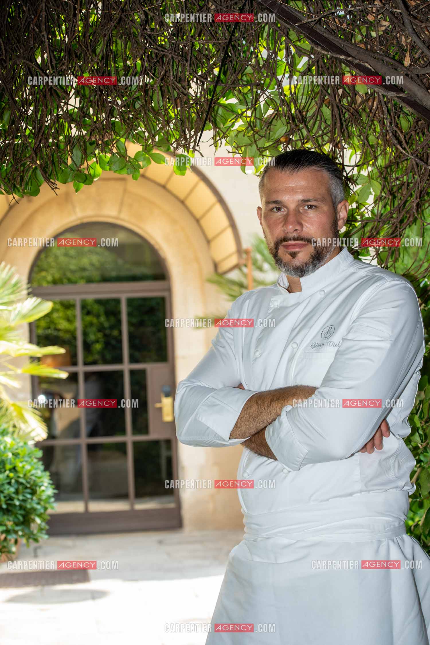 Le chef 3 étoiles Glenn Viel nous fait découvrir son restaurant “L'Ousteau de Baumanière“ situé aux Baux-de-Provence dans les Bouches du Rhône. Présentation des lieux, de sa brigade, ainsi que les cuisines et sa salle.   ( Exclusif )