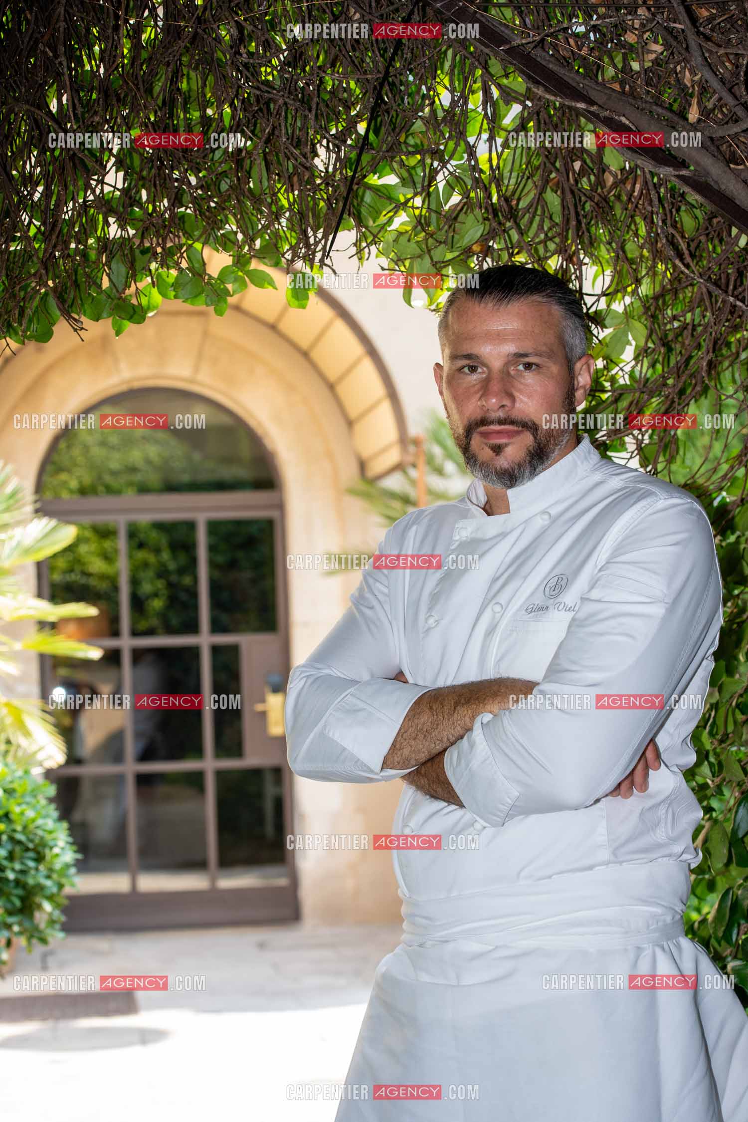 Le chef 3 étoiles Glenn Viel nous fait découvrir son restaurant “L'Ousteau de Baumanière“ situé aux Baux-de-Provence dans les Bouches du Rhône. Présentation des lieux, de sa brigade, ainsi que les cuisines et sa salle.   ( Exclusif )