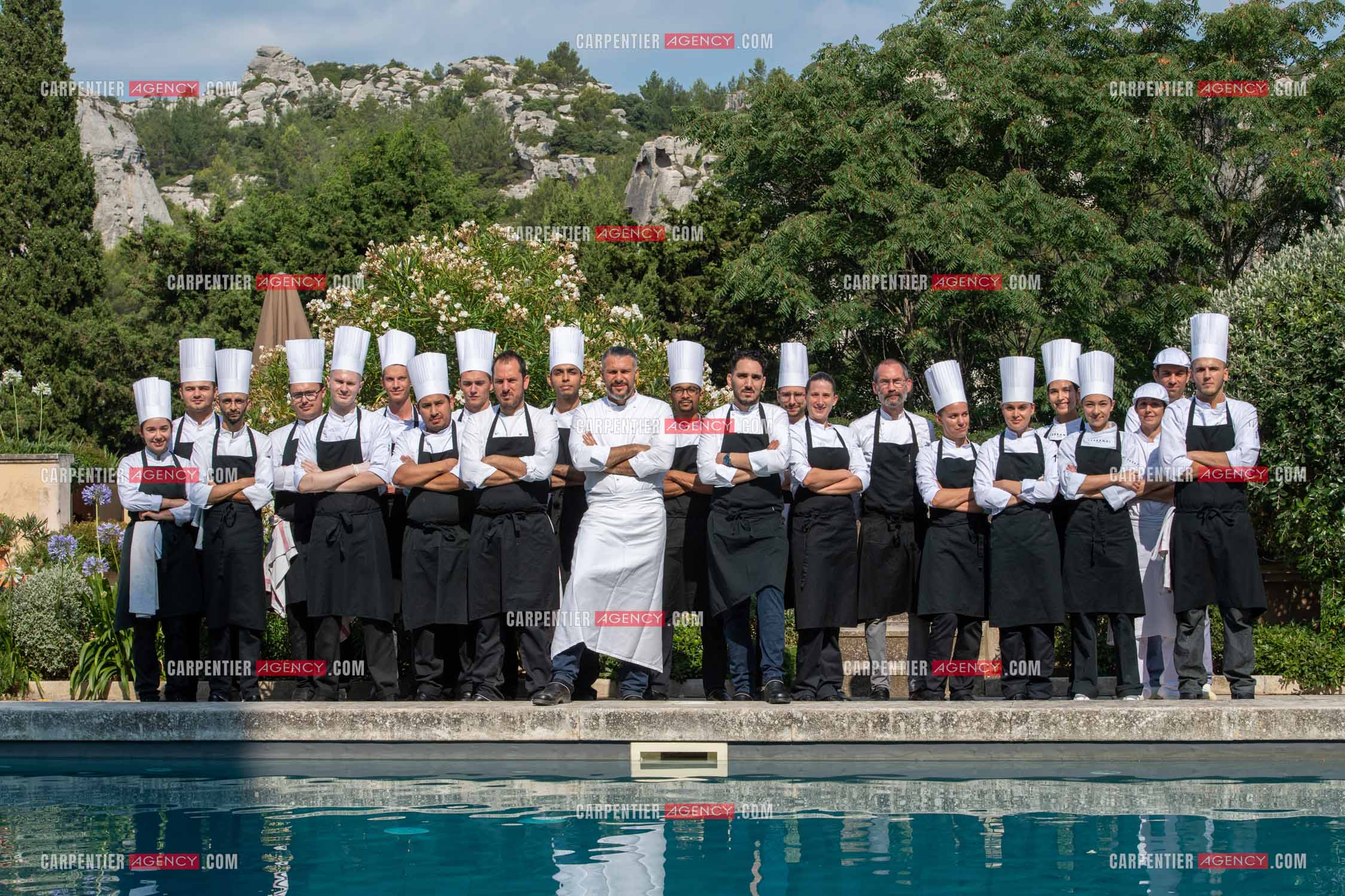 Le chef 3 étoiles Glenn Viel nous fait découvrir son restaurant “L'Ousteau de Baumanière“ situé aux Baux-de-Provence dans les Bouches du Rhône. Présentation des lieux, de sa brigade, ainsi que les cuisines et sa salle.   ( Exclusif )