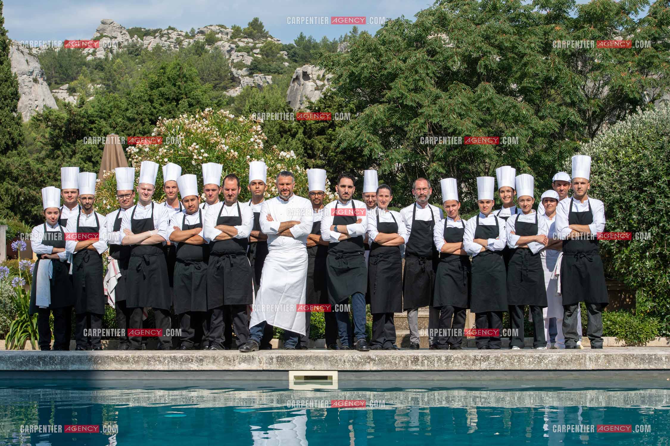 Le chef 3 étoiles Glenn Viel nous fait découvrir son restaurant “L'Ousteau de Baumanière“ situé aux Baux-de-Provence dans les Bouches du Rhône. Présentation des lieux, de sa brigade, ainsi que les cuisines et sa salle.   ( Exclusif )