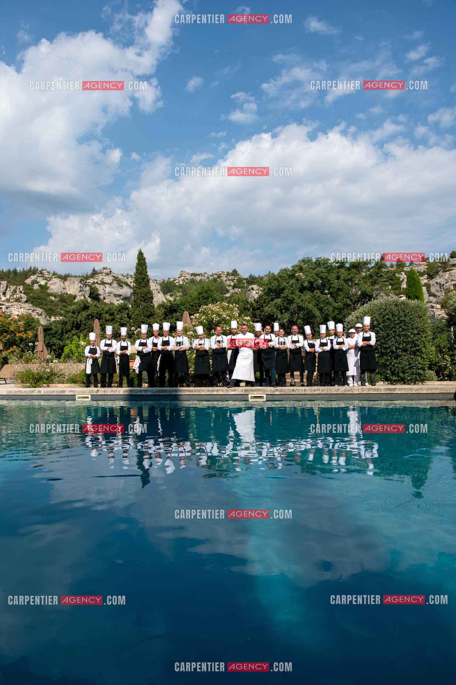 Le chef 3 étoiles Glenn Viel nous fait découvrir son restaurant “L'Ousteau de Baumanière“ situé aux Baux-de-Provence dans les Bouches du Rhône. Présentation des lieux, de sa brigade, ainsi que les cuisines et sa salle.   ( Exclusif )