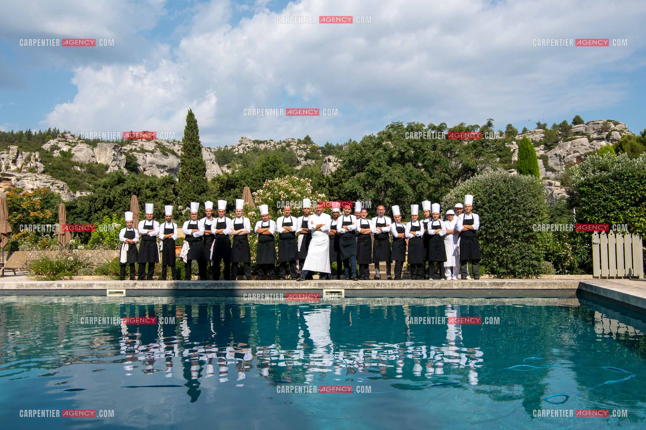 Le chef 3 étoiles Glenn Viel nous fait découvrir son restaurant “L'Ousteau de Baumanière“ situé aux Baux-de-Provence dans les Bouches du Rhône. Présentation des lieux, de sa brigade, ainsi que les cuisines et sa salle.   ( Exclusif )