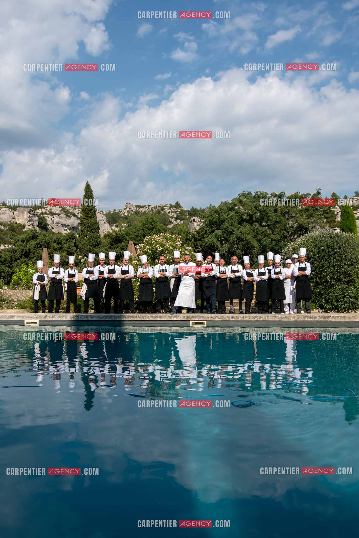 Le chef 3 étoiles Glenn Viel nous fait découvrir son restaurant “L'Ousteau de Baumanière“ situé aux Baux-de-Provence dans les Bouches du Rhône. Présentation des lieux, de sa brigade, ainsi que les cuisines et sa salle.   ( Exclusif )