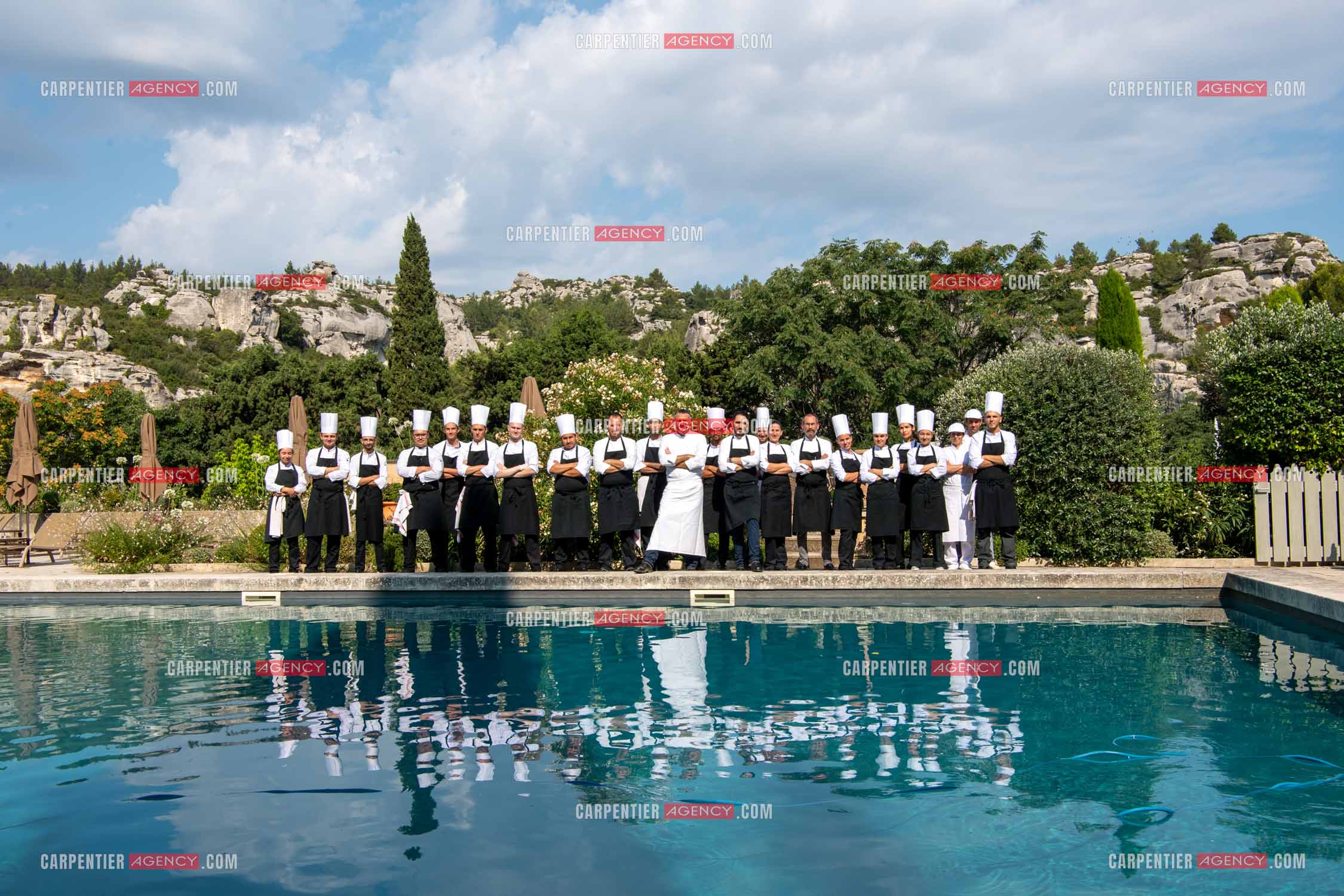 Le chef 3 étoiles Glenn Viel nous fait découvrir son restaurant “L'Ousteau de Baumanière“ situé aux Baux-de-Provence dans les Bouches du Rhône. Présentation des lieux, de sa brigade, ainsi que les cuisines et sa salle.   ( Exclusif )