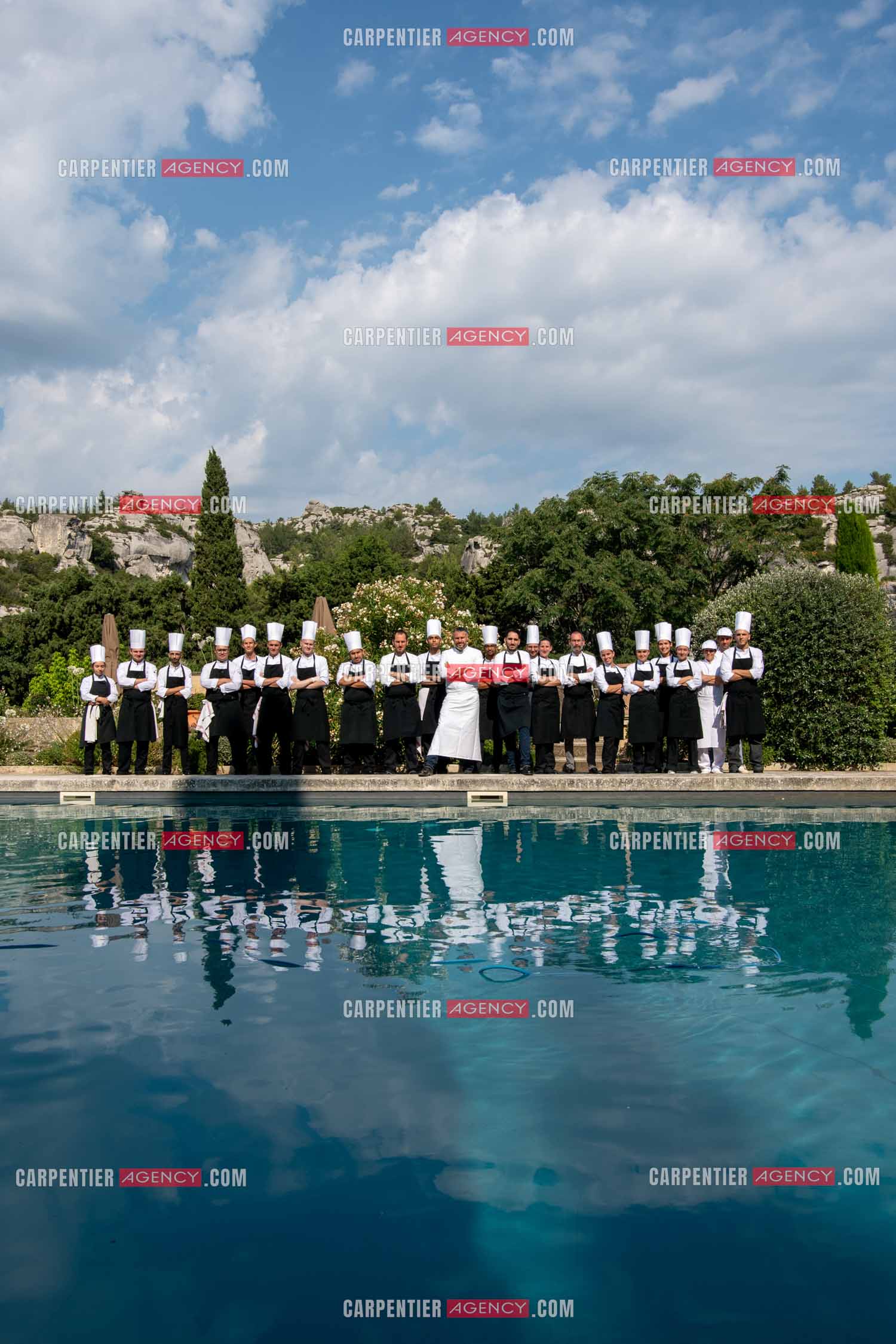 Le chef 3 étoiles Glenn Viel nous fait découvrir son restaurant “L'Ousteau de Baumanière“ situé aux Baux-de-Provence dans les Bouches du Rhône. Présentation des lieux, de sa brigade, ainsi que les cuisines et sa salle.   ( Exclusif )