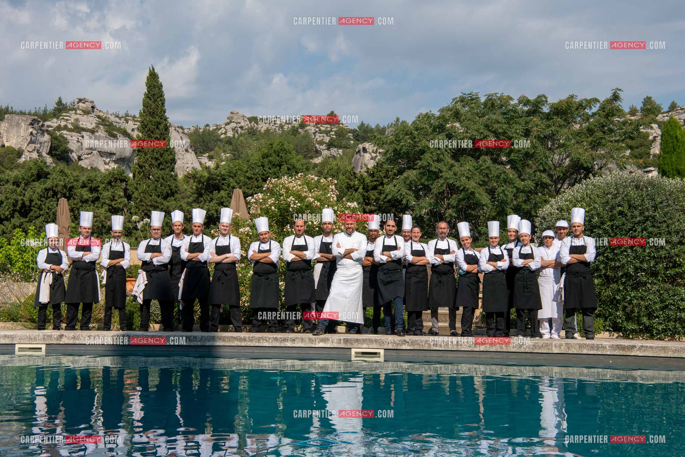 Le chef 3 étoiles Glenn Viel nous fait découvrir son restaurant “L'Ousteau de Baumanière“ situé aux Baux-de-Provence dans les Bouches du Rhône. Présentation des lieux, de sa brigade, ainsi que les cuisines et sa salle.   ( Exclusif )