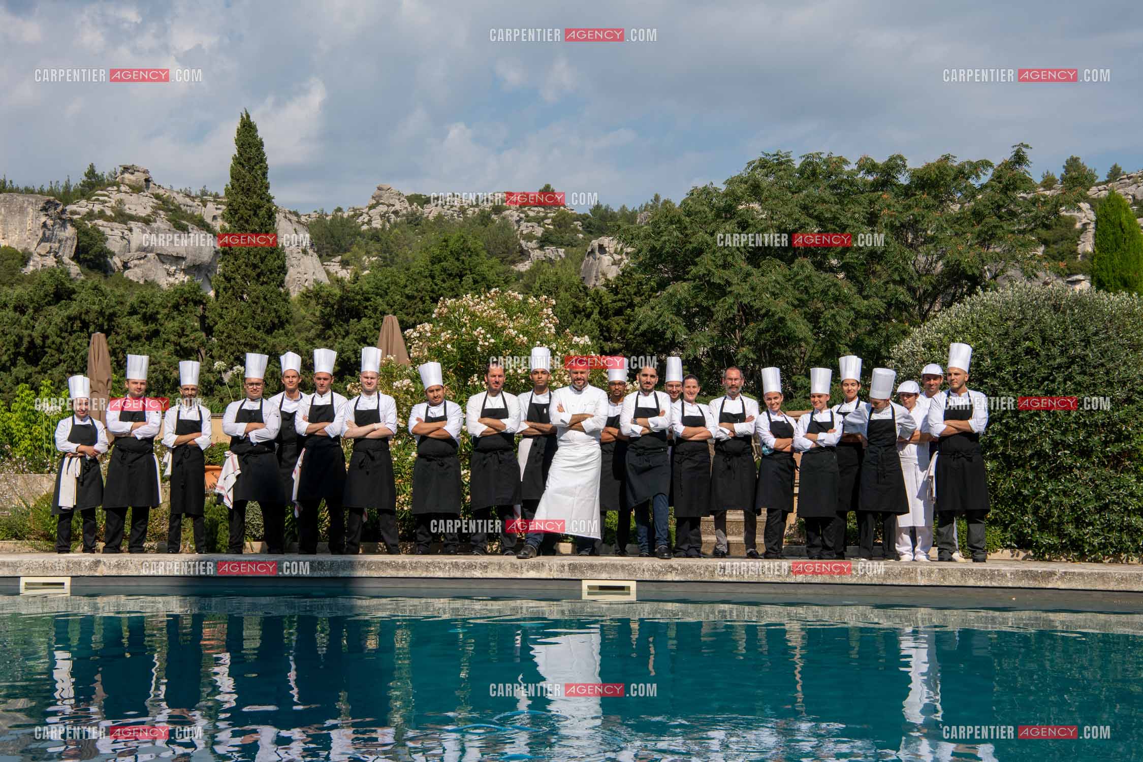 Le chef 3 étoiles Glenn Viel nous fait découvrir son restaurant “L'Ousteau de Baumanière“ situé aux Baux-de-Provence dans les Bouches du Rhône. Présentation des lieux, de sa brigade, ainsi que les cuisines et sa salle.   ( Exclusif )