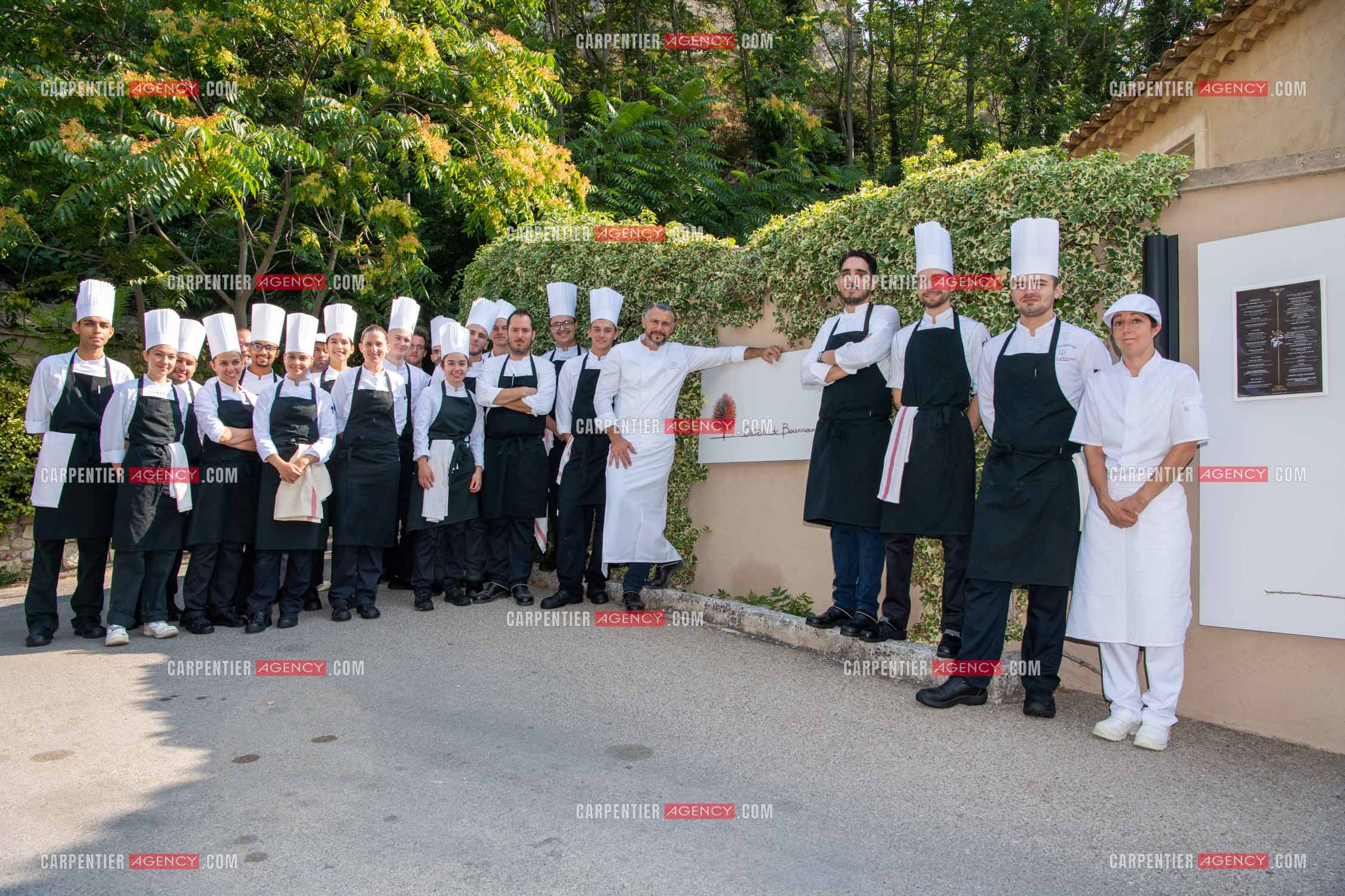 Le chef 3 étoiles Glenn Viel nous fait découvrir son restaurant “L'Ousteau de Baumanière“ situé aux Baux-de-Provence dans les Bouches du Rhône. Présentation des lieux, de sa brigade, ainsi que les cuisines et sa salle.   ( Exclusif )