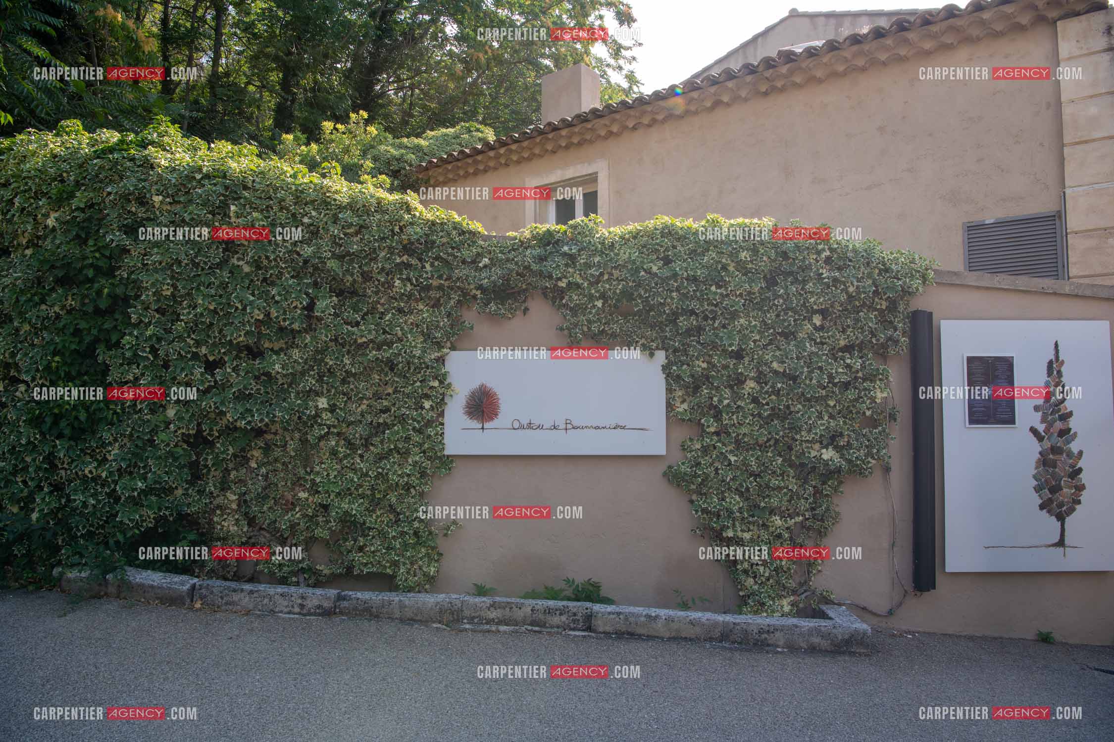 Le chef 3 étoiles Glenn Viel nous fait découvrir son restaurant “L'Ousteau de Baumanière“ situé aux Baux-de-Provence dans les Bouches du Rhône. Présentation des lieux, de sa brigade, ainsi que les cuisines et sa salle.   ( Exclusif )