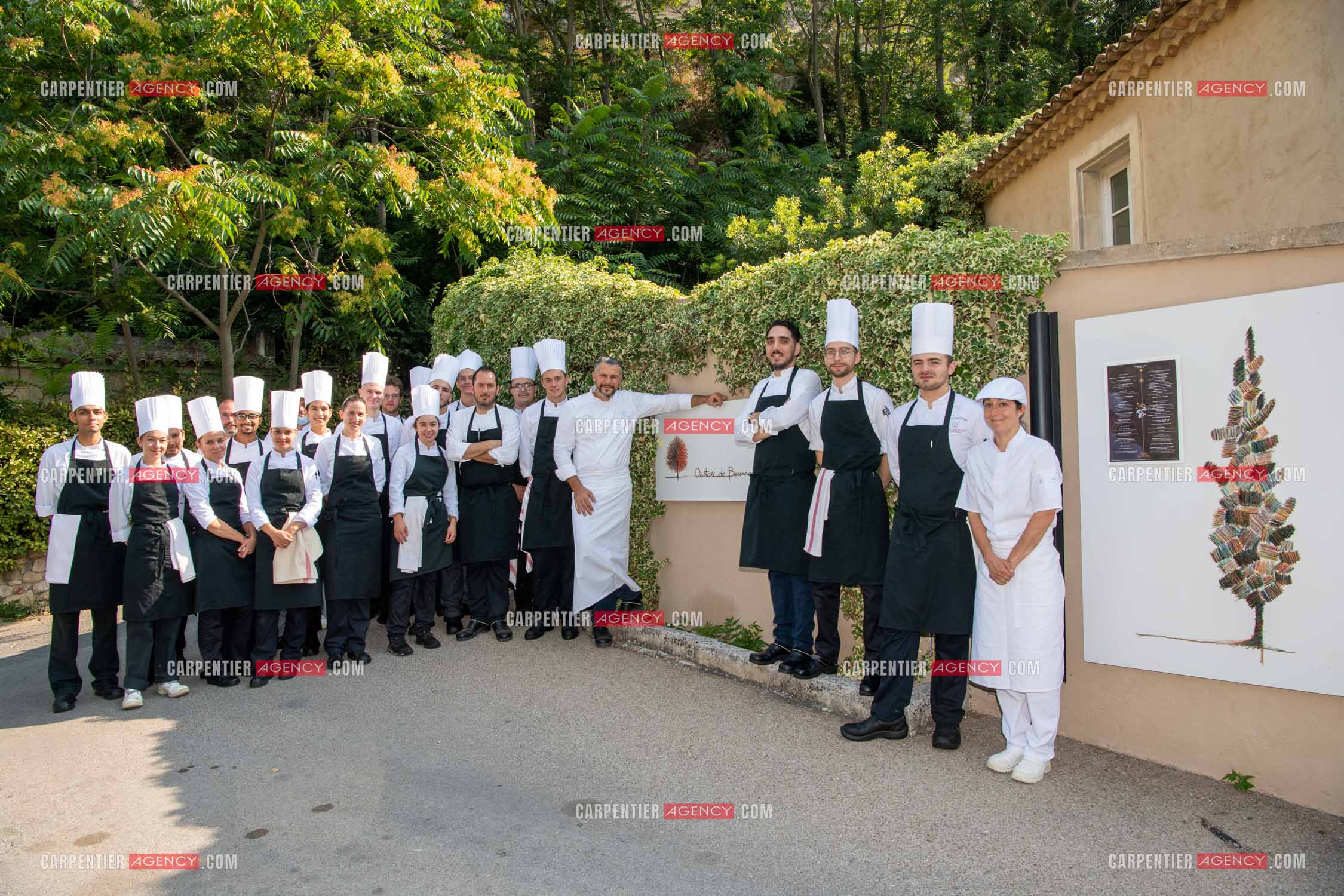 Le chef 3 étoiles Glenn Viel nous fait découvrir son restaurant “L'Ousteau de Baumanière“ situé aux Baux-de-Provence dans les Bouches du Rhône. Présentation des lieux, de sa brigade, ainsi que les cuisines et sa salle.   ( Exclusif )
