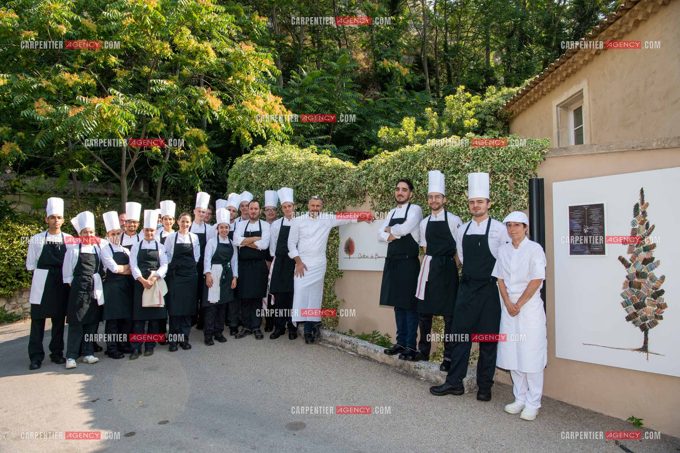 Le chef 3 étoiles Glenn Viel nous fait découvrir son restaurant “L'Ousteau de Baumanière“ situé aux Baux-de-Provence dans les Bouches du Rhône. Présentation des lieux, de sa brigade, ainsi que les cuisines et sa salle.   ( Exclusif )