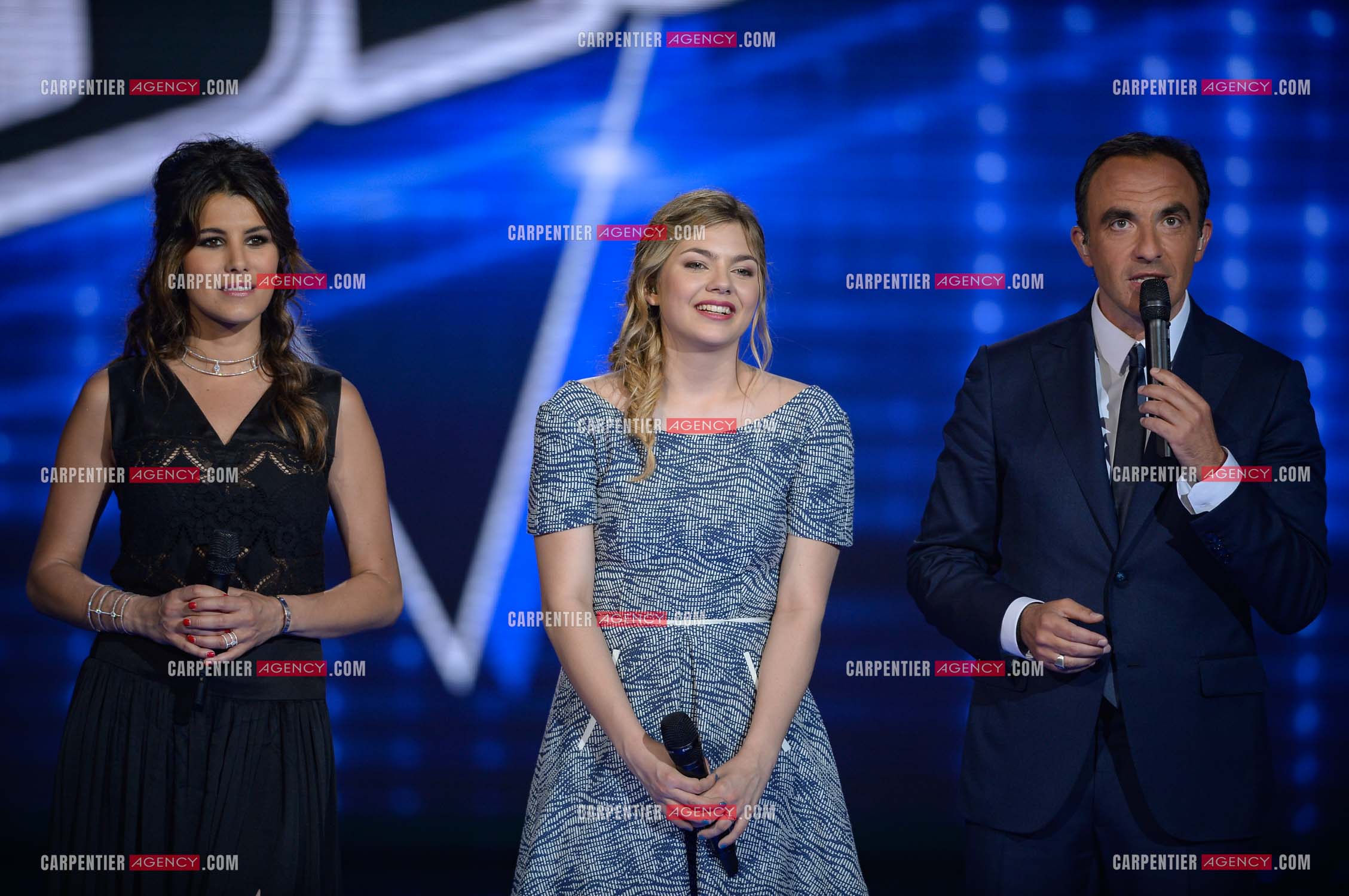 La chanteuse Anne Peichert, dite Louane entourée de Karine Ferri et Nikos Alliagas lors d'un passage sur le plateau de The Voice pour la promo de son album “Chambre 12“.  ( Exclusif )