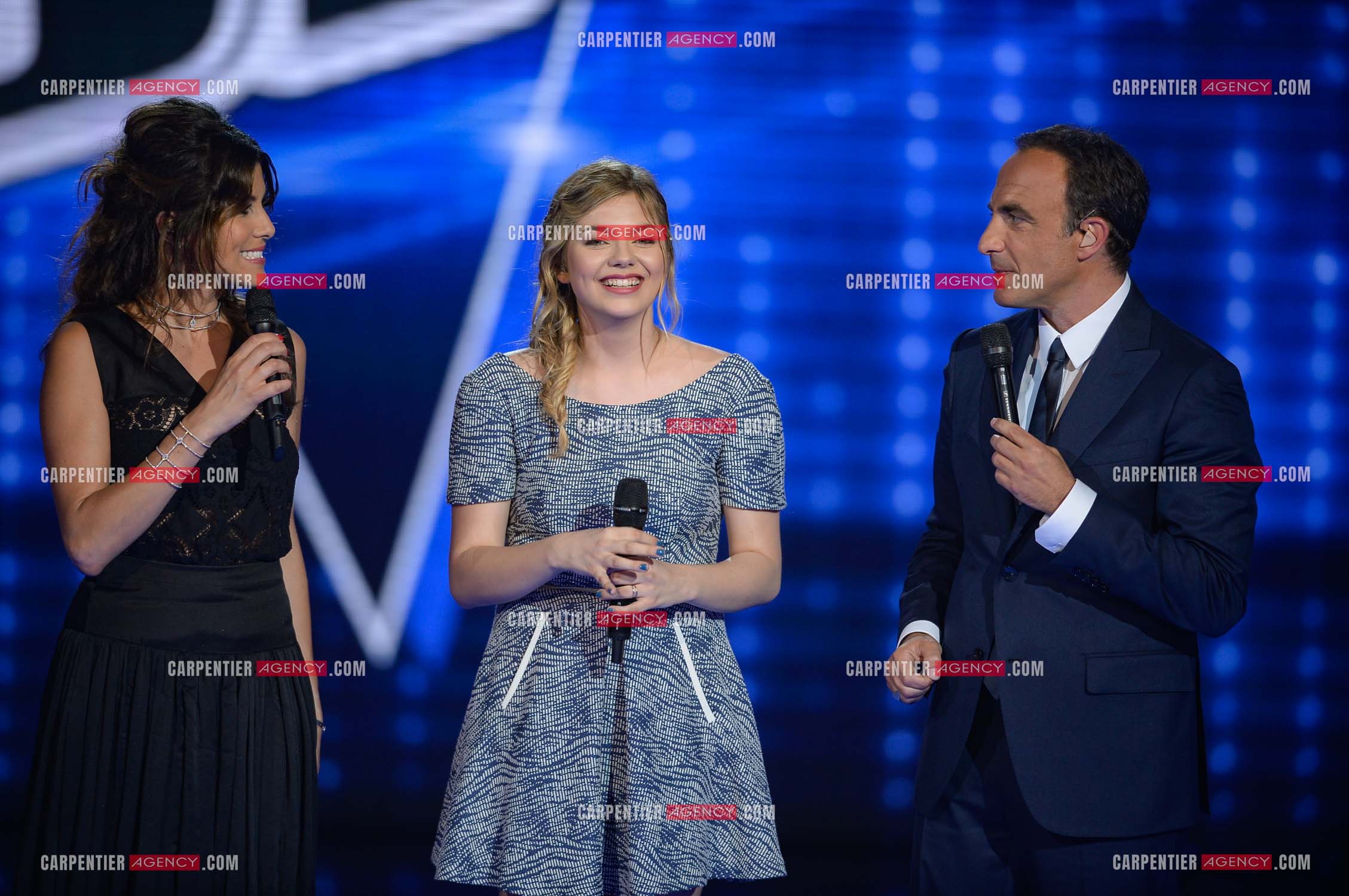 La chanteuse Anne Peichert, dite Louane entourée de Karine Ferri et Nikos Alliagas lors d'un passage sur le plateau de The Voice pour la promo de son album “Chambre 12“.  ( Exclusif )