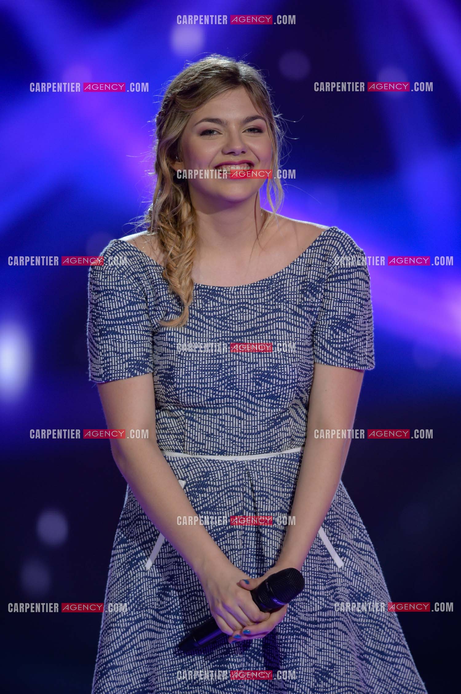 La chanteuse Anne Peichert, dite Louane lors d'un passage sur le plateau de The Voice pour la promo de son album “Chambre 12“.  ( Exclusif )